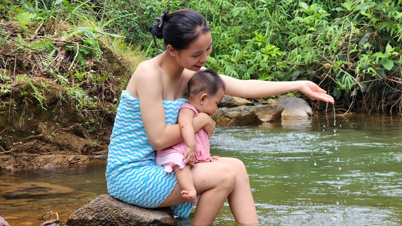 Single mother, 16 years old - bathing alone in the stream every afternoon - Trieu Thi Lieu