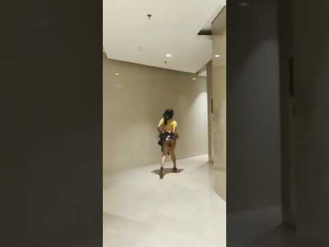 SISKAEEE JALAN2 KE MALL DAN BUKA BAJU DI DEPAN LIFT! DJ BERLIANA LEWAT!