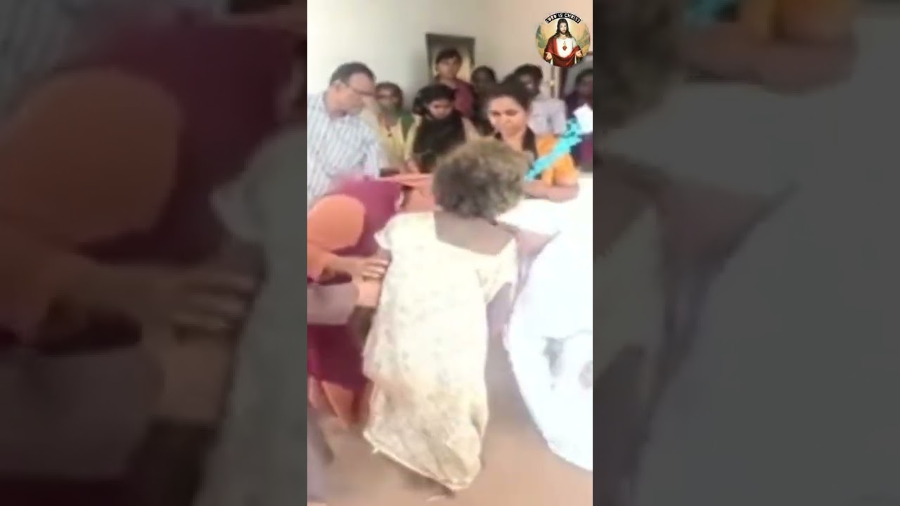 Sisters Kissed The Foot Of The Old Lady 😊