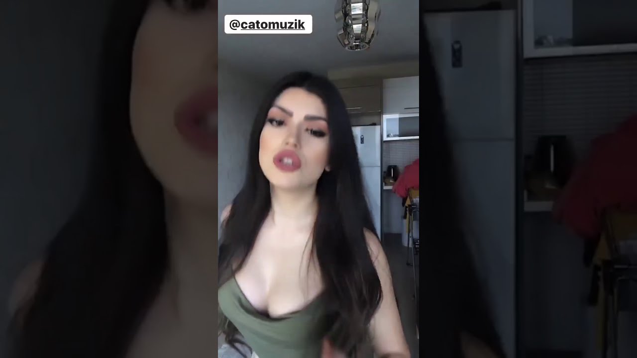 SİMGE BARANKOĞLU FRİKİK +18! MEME UCU GÖRÜNÜYOR