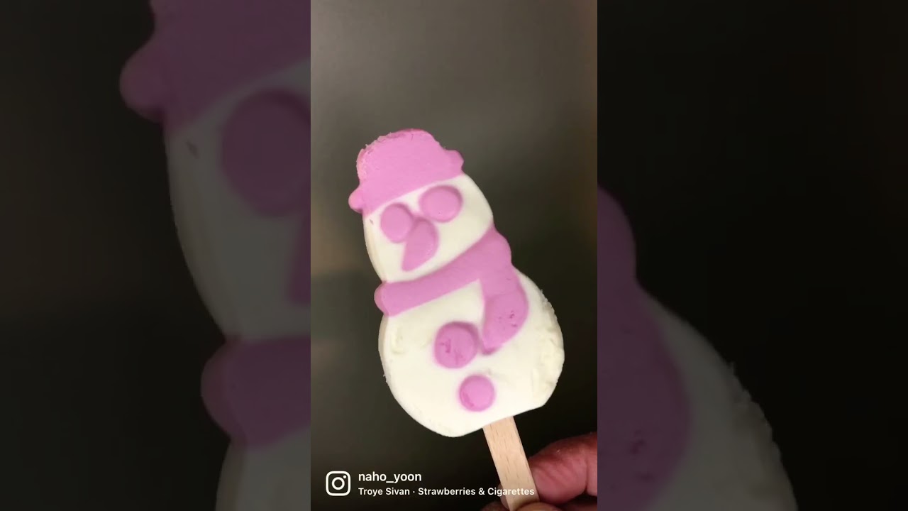 Snowman vanilla&strawberry ice cream pops