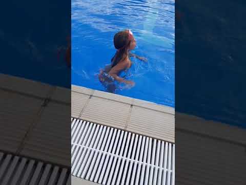 Sola en mi piscina solo yo