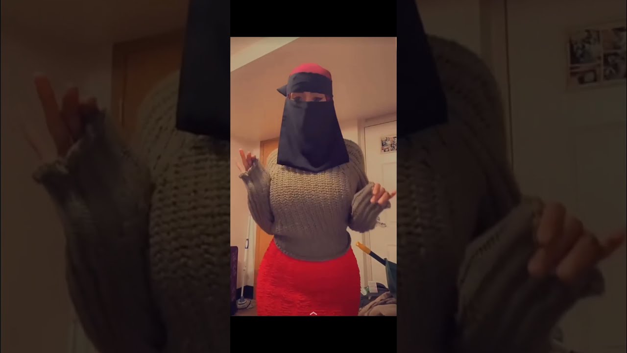 Somali girl Hanuma Zubier aka Rapunzal shows her boobs and ass