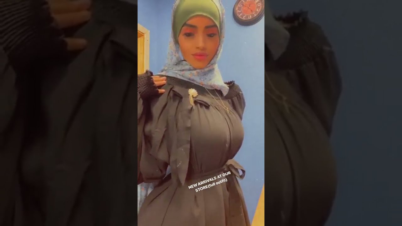 Somali Muslim girl Hanuma Zubier aka Rapunzal shows her boobs and ass