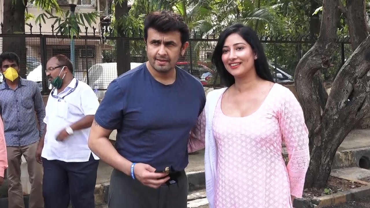 Sonu Nigam, Niharica Raizada Join Anusha Srinivasan Iyer In BMC's Adopt A Tree Mega Vriksha Campaign