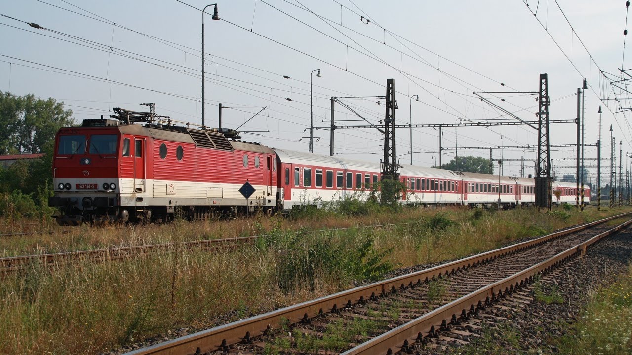 ŽSSK 163-114 durchfährt mit einem Personenzug langsam Trebišov
