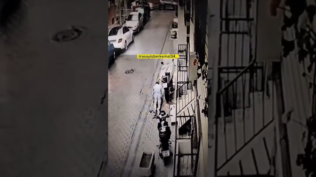 İstanbul'da bir kişi, kaldırım taşına kerkinmeye çalıştı
