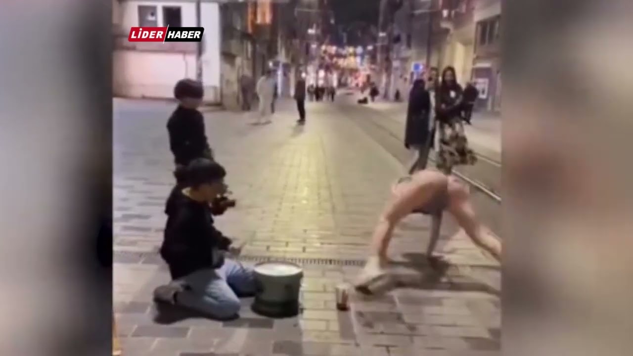 İstanbul'da turist kadın sokakta müzik çalan çocukların önünde böyle twerk yaptı