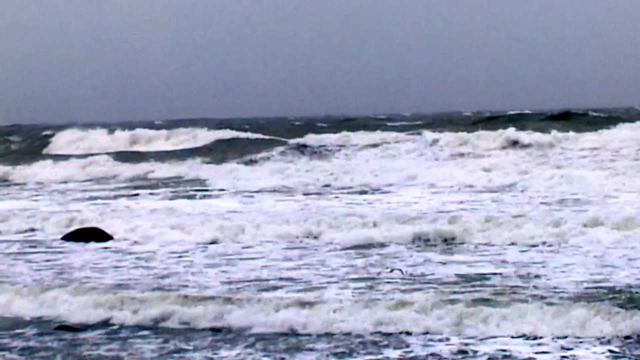 Storm i Simrishamn med höga vågor...