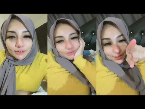 Style Hijab Ketat | Referensi Hijab segi empat tante Sarah dengan perpaduan kaos kuning