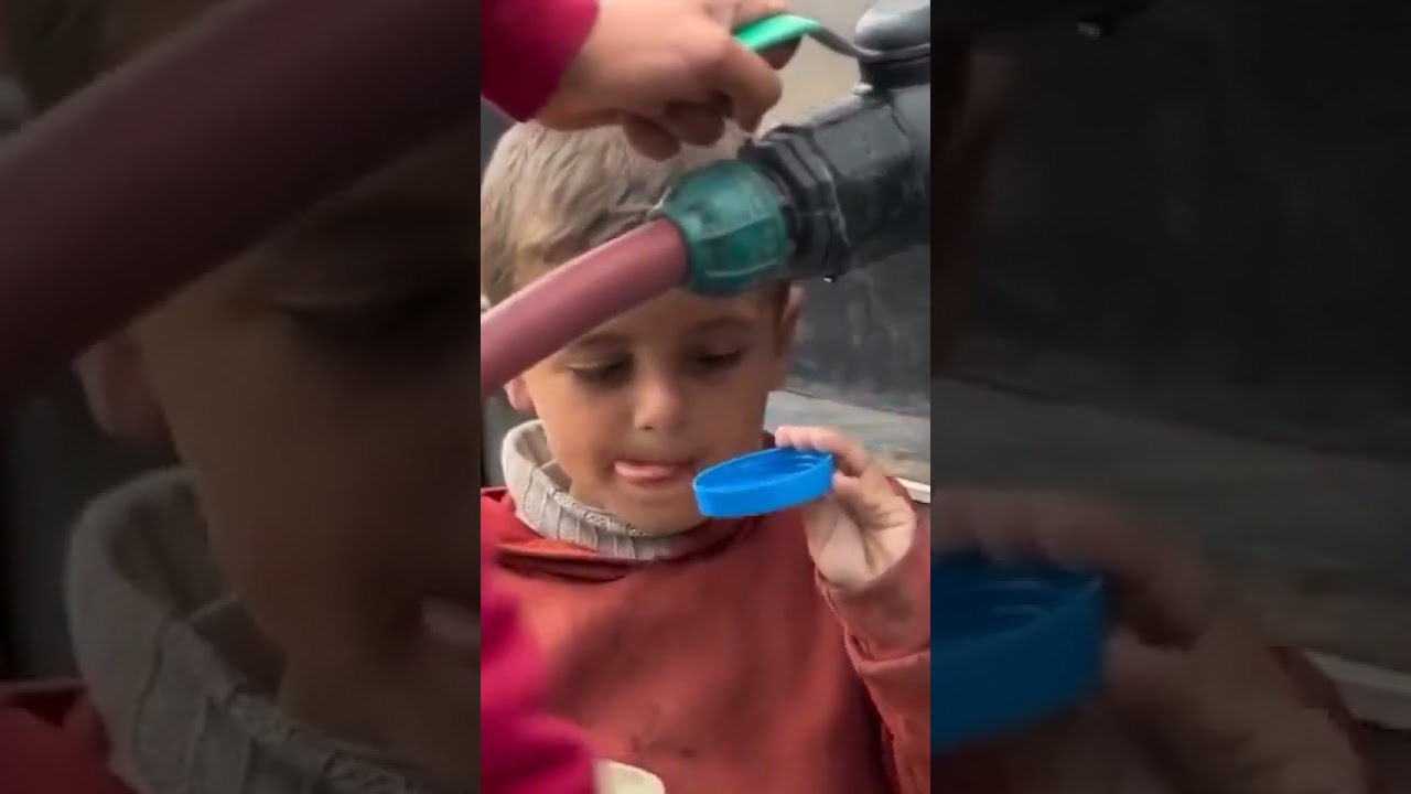Su kıtlığı yaşanan Gazze’de bir çocuk, şişesini doldurmak için su damlalarını kapakla topladı.