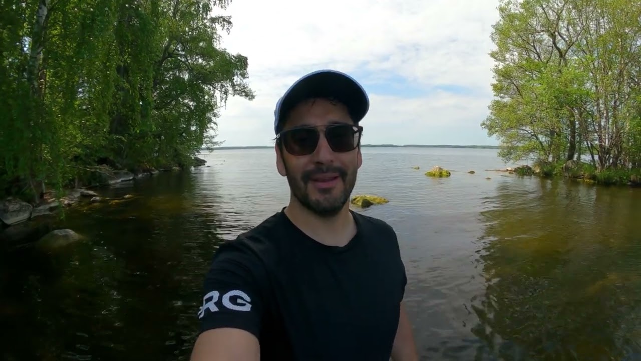 SUP touring på Erken,Norrtälje, Stockholms län. Paddlar ut till en holme, gör läger och lagar lunch.