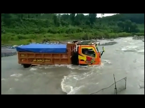 Supir truk nekat terjang banjir