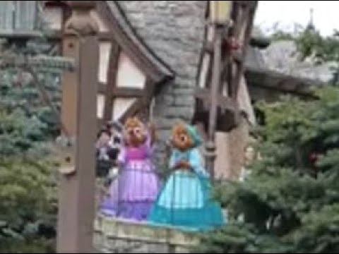 Suzy, Perla - Mickey, Minnie & Goofy watching Frozen 2 Parade @ Disneyland Paris 03/2020 DLRP