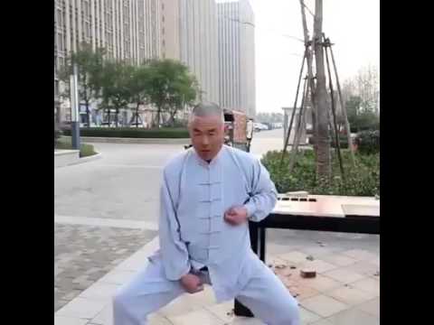 Taşaklarına Vuran Çılgın Çinliler. ( Crazy Chinese who hit their balls.)