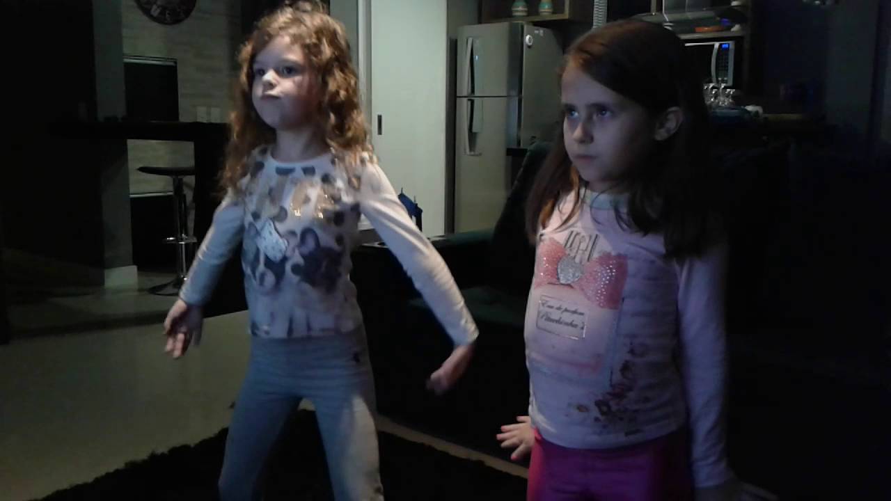 Taina e Sophia dançando Anitta juntas