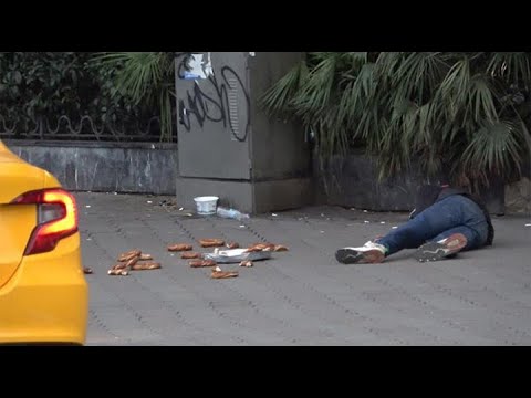 Taksim'de bayılma numarası!