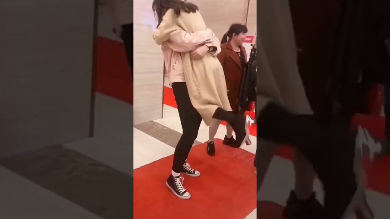 Tall girl bearhug lift short girl || for long time #lifting #strongwomen #gym #tallgirl #stronggirl