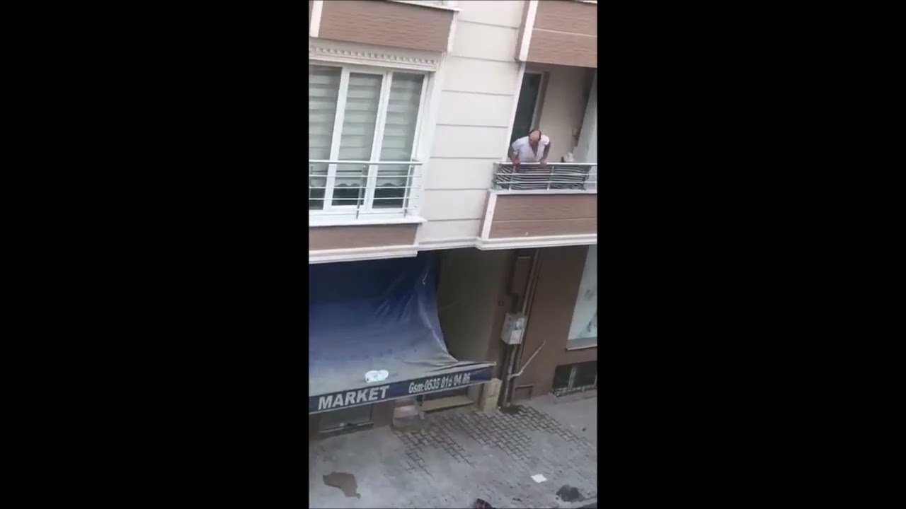 TARTIŞTIĞI ADAMA TENCERE ATARKEN BALKONDAN DÜŞTÜ