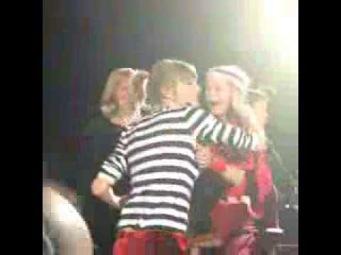 Taylor Swift kissing a little girl in the crowd