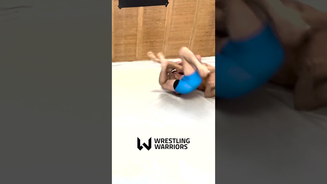 Teen Judoka Chokes Opponent in a Headscissor