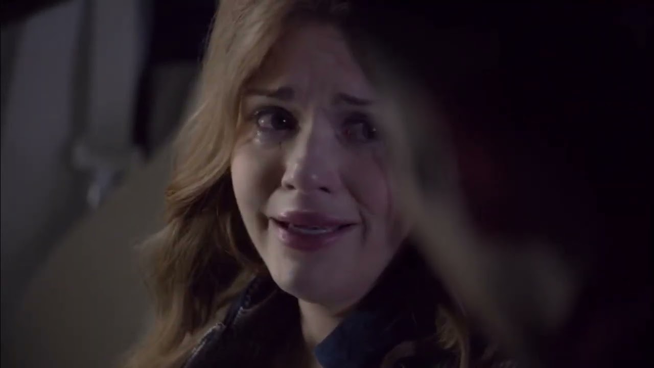 Teen Wolf 2x04 Stiles see Lydia crying and ask what happened then call her beautiful #Stydia