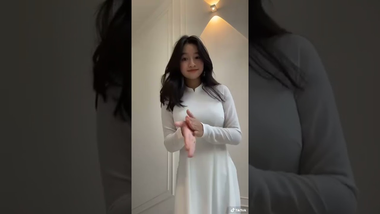 Teenager Vietnamese dance with Ao Dai so cute