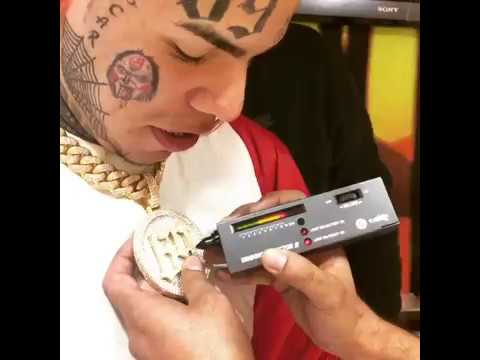 Tekashi69 Drops $250K On New Chain & Grillz