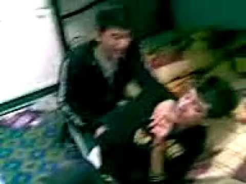 Telefon şifresini öğrenmek isteyen gençlerin yaptığı işkence :))