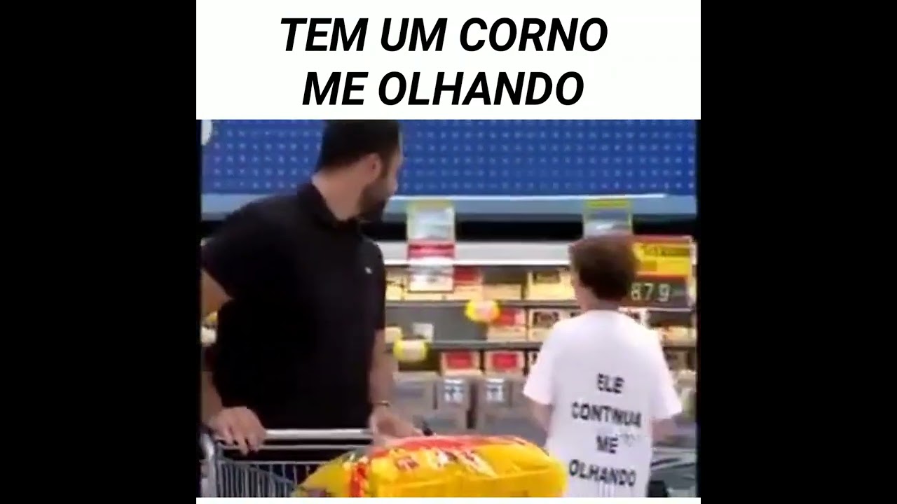tem um corno olhando