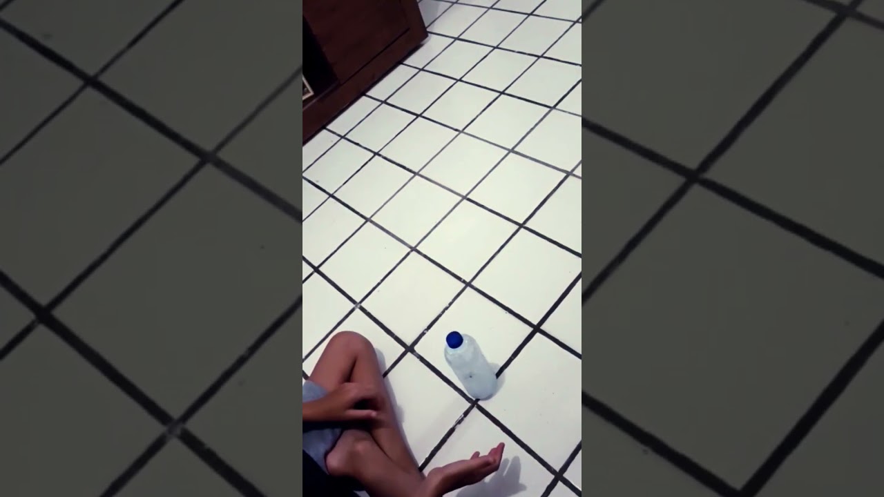 tentando deixar a garrafa em pé