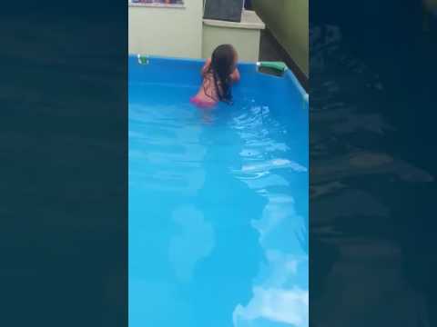 Thalia vitoria 3anos e 5 mêses.Na piscina