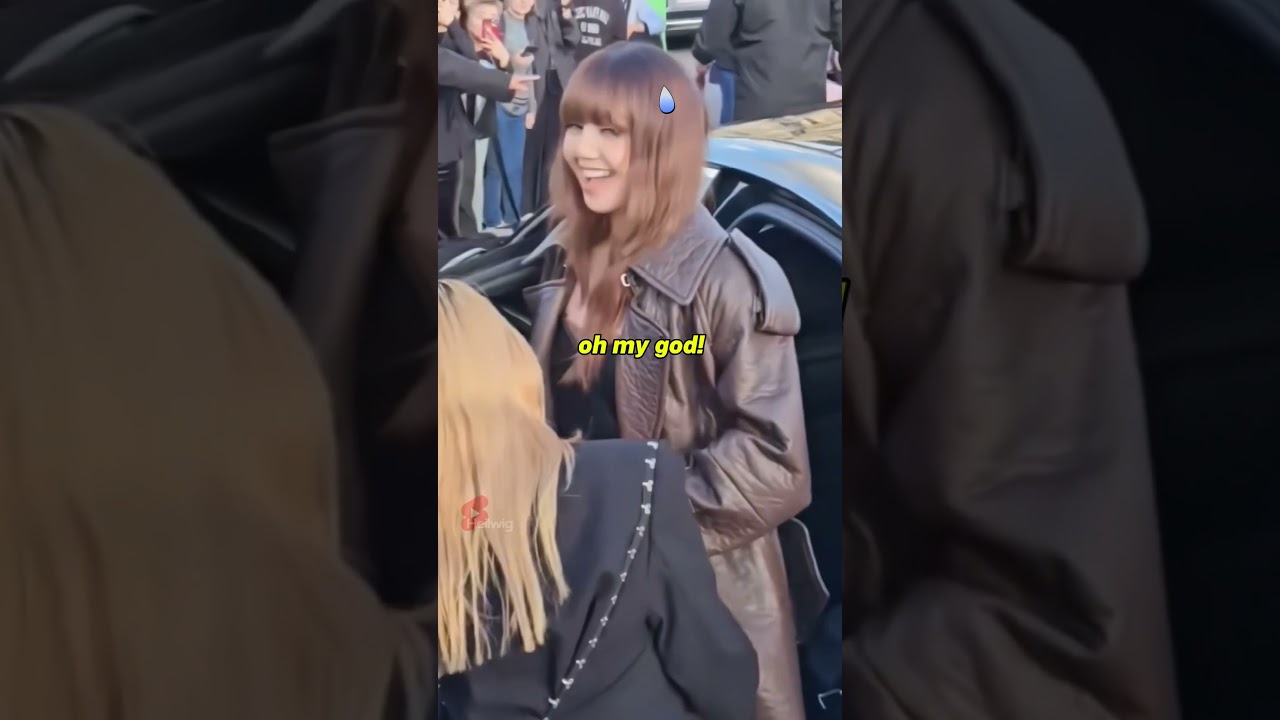 The bodyguards tried to protect Lisa from the crazy fans!🫣 #blackpink