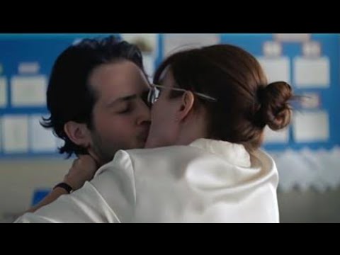 The english teacher kissing scene - Julianne Moore, Michael Angarano