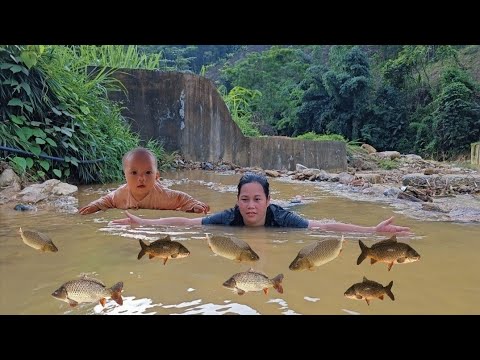 The life of a single mother and her 7-month-old daughter - catching fish to survive