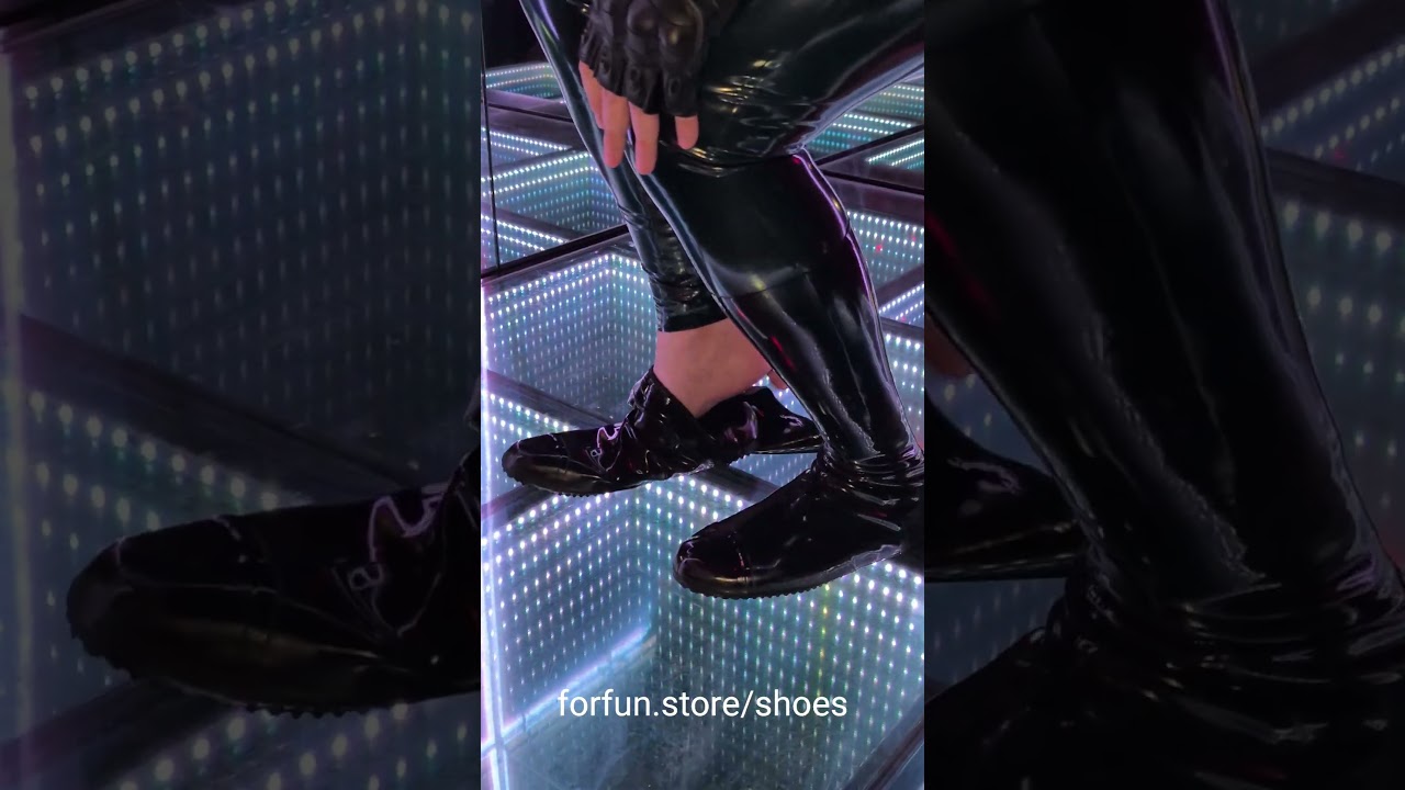 The perfect shoes to pair with your latex suit. 👢💯 #latexboots #latexshoes