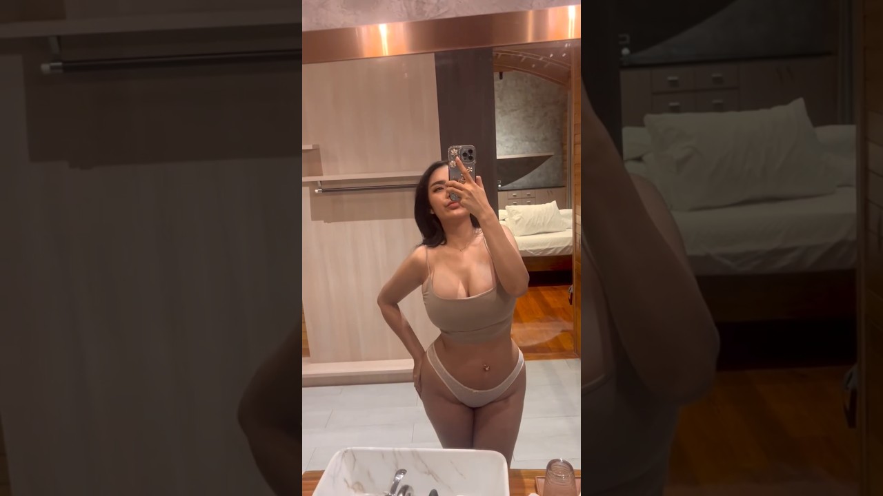 Thick Thai Girl Mirror Selfie 🤳 - Noey Yanisa