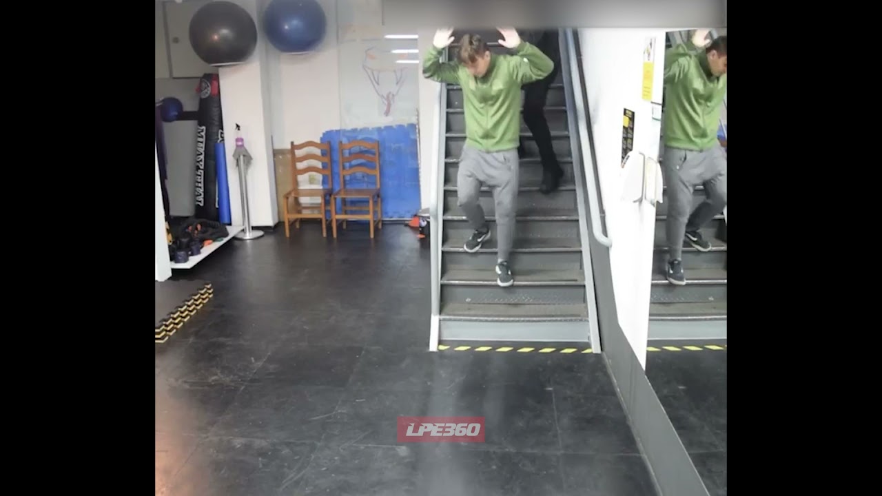 Thief attempts to rob a Jiu Jitsu academy