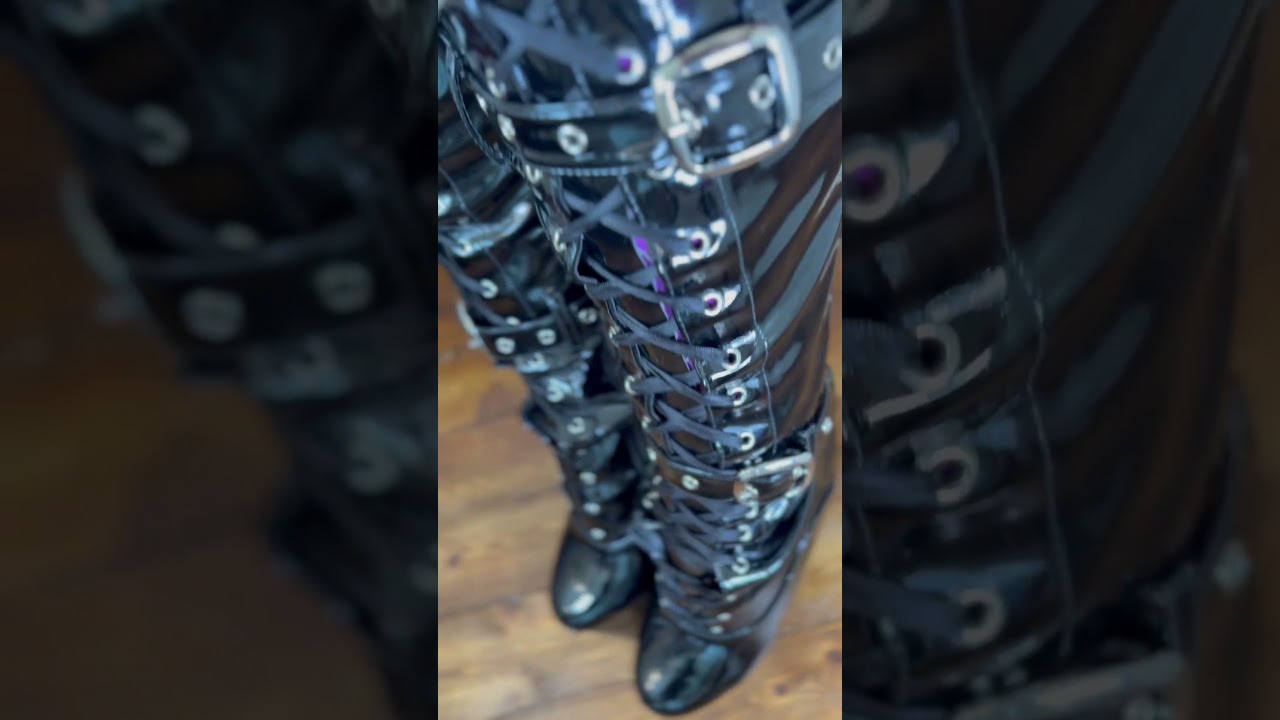 This catsuit is so unique 💜👑 #shiny #latex #highheels #fashion #boots #catsuit