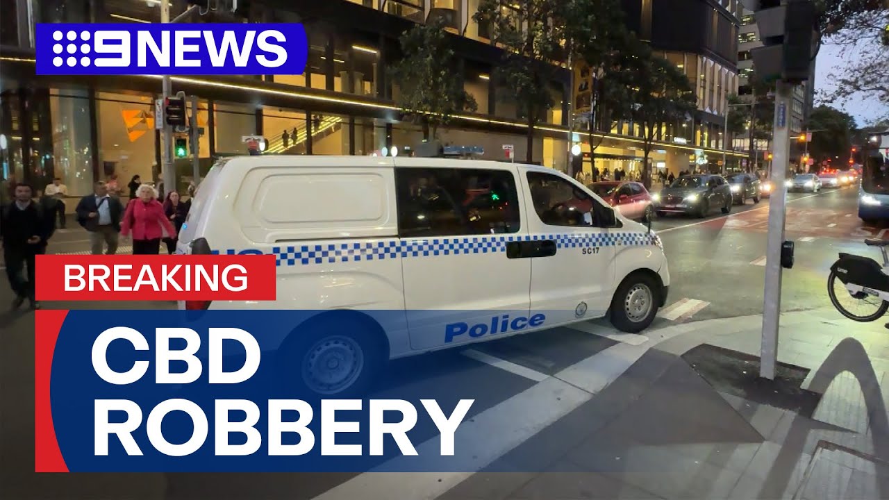 Thousands of dollars in jewellery stolen as man storms arcade in Sydney CBD | 9 News Australia