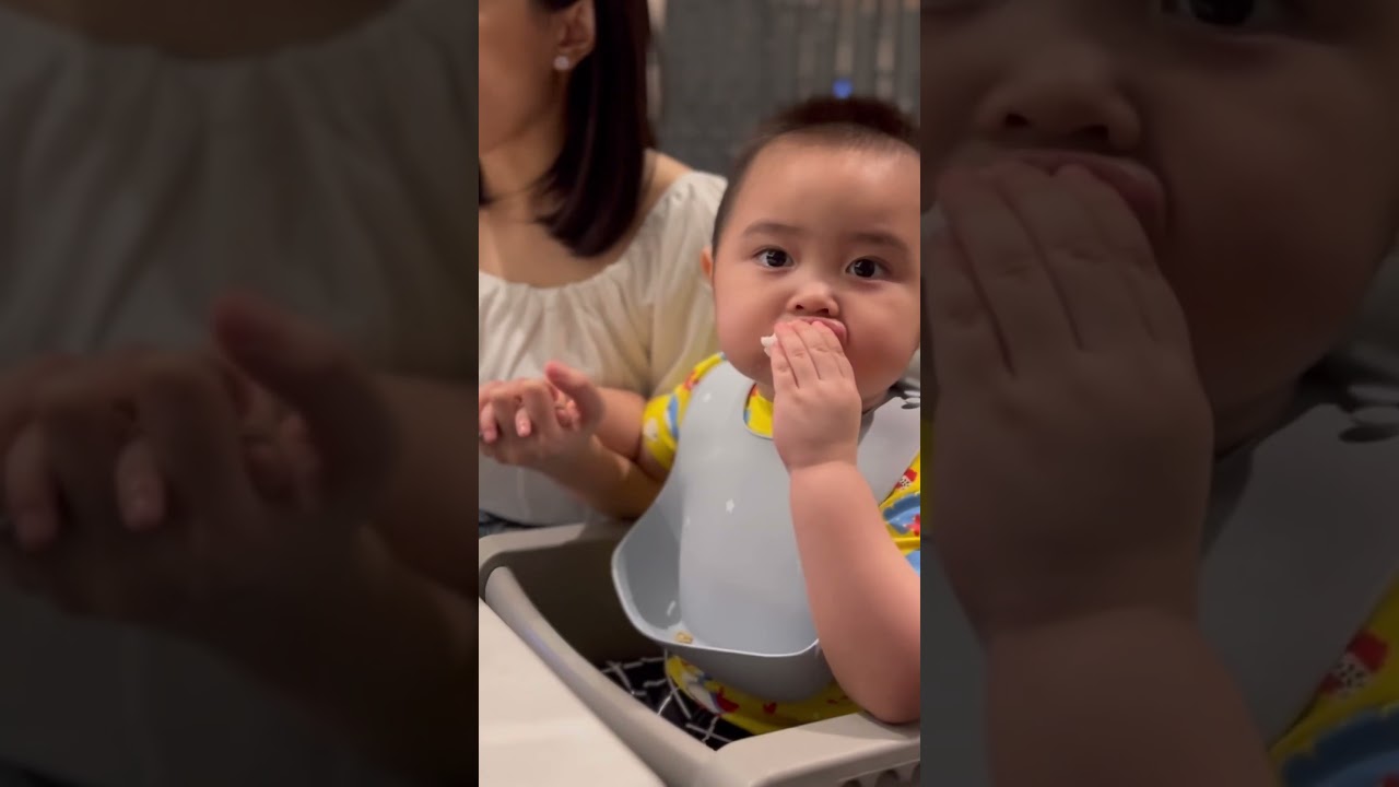 Tiap makan kenapa mesti gandengan tangan mama sih clay?! Mana bapaknya suru di lantai lagi 🤦🏻‍♂️