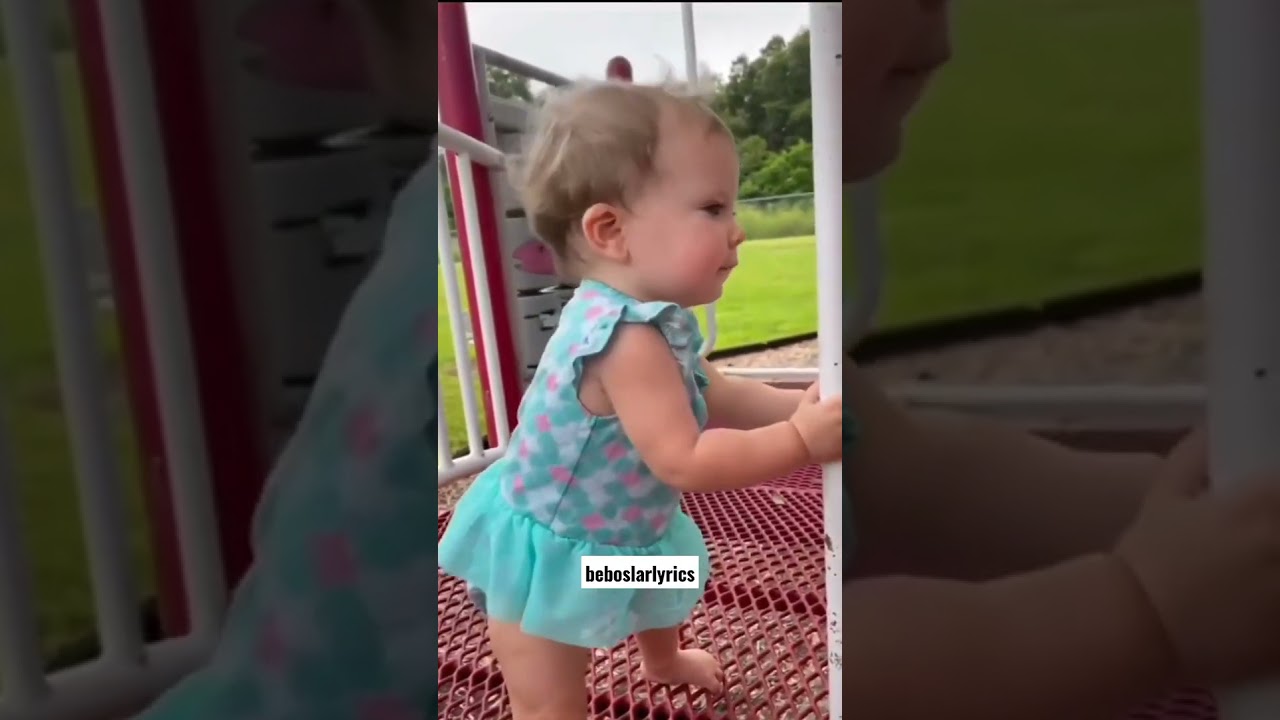 Tiktok omzunu sallayarak dans eden bebek