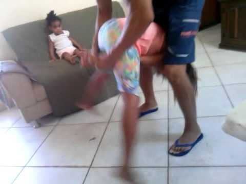 Tio. fazendo. pirueta com a sobrinha.