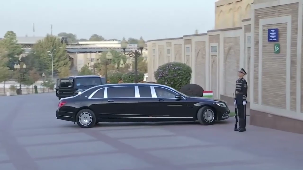 Tojikiston Prezidenti Islom Karimov qabrini ziyorat qilishga bordi