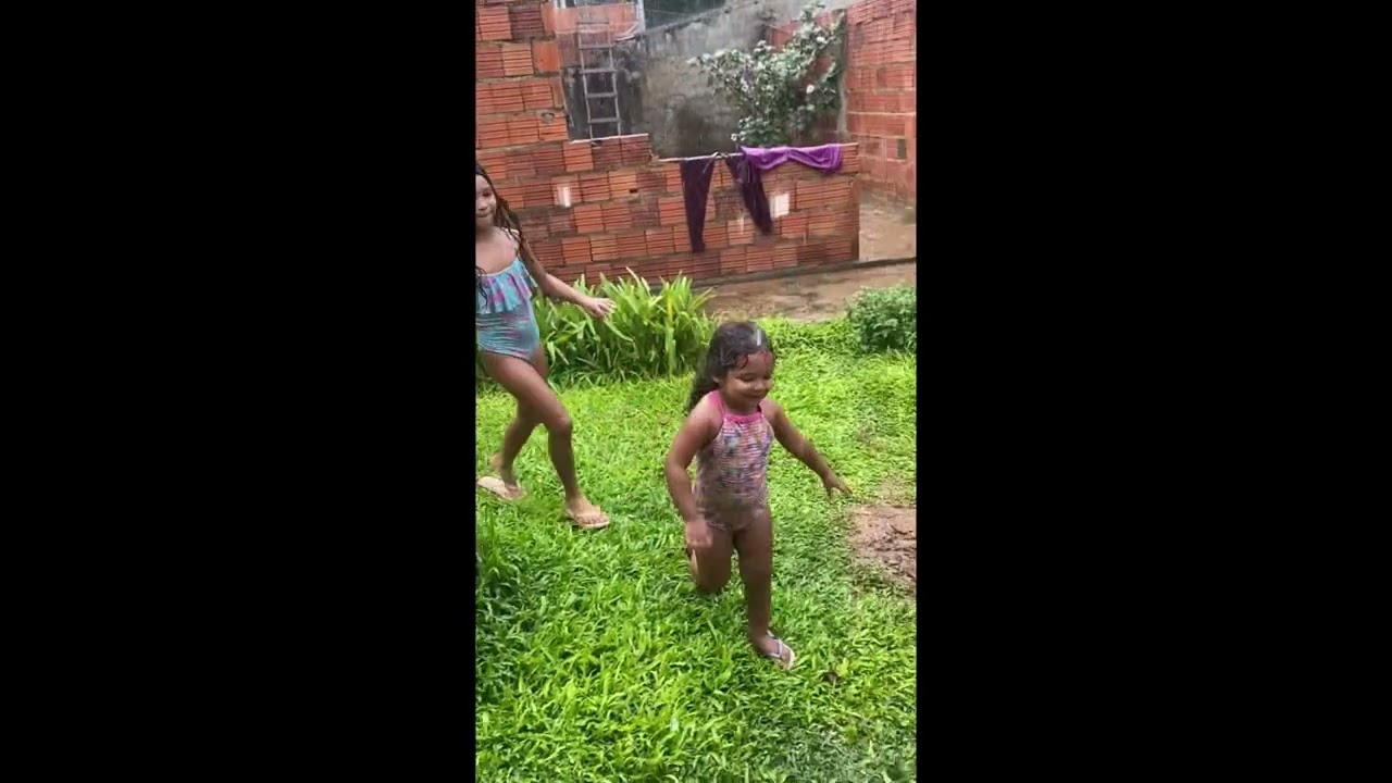 Tomando banho de chuva, com minha prima Anny!