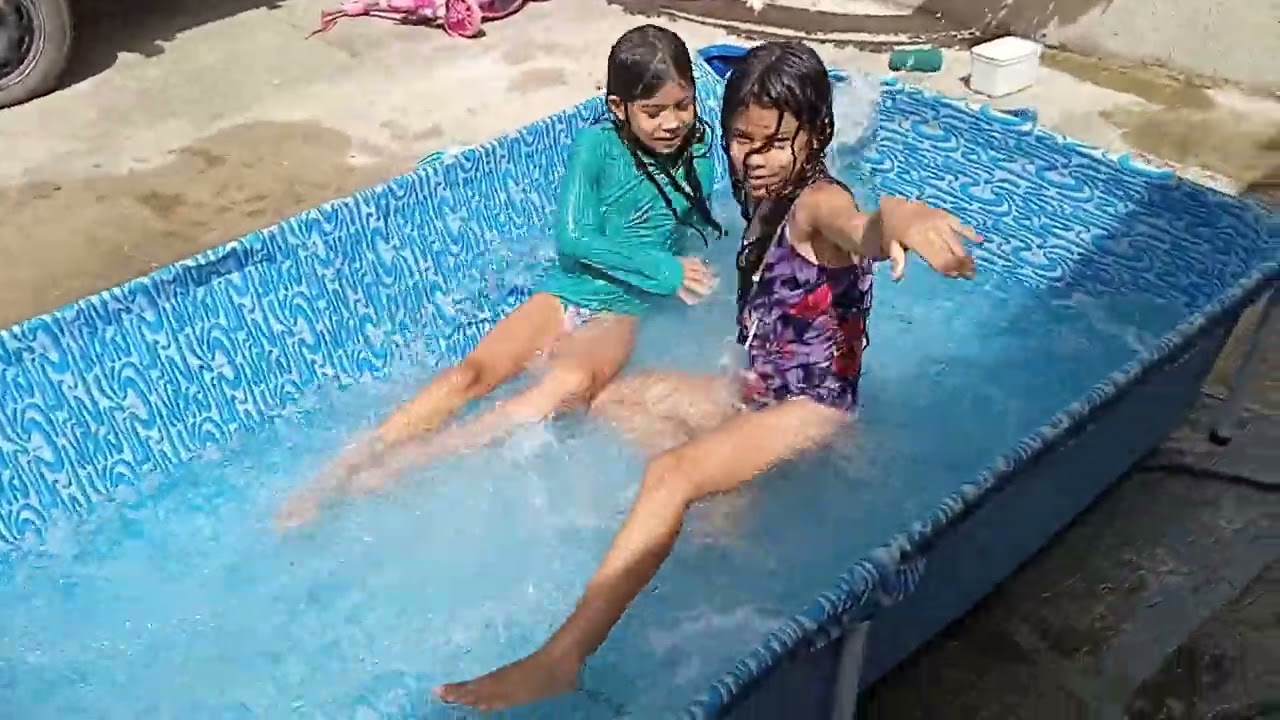 tomando banho de piscina na casa de Maria Eduarda mundo da Esmeralda