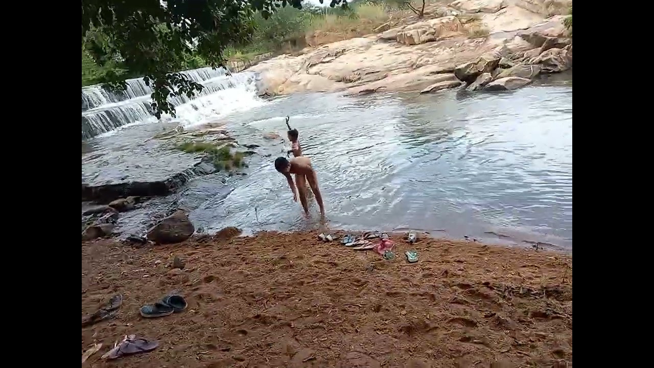tomando banho de rio