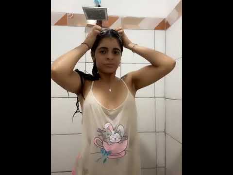 tomando um banho gostoso sem nada por baixo,camiseta molhada transparente