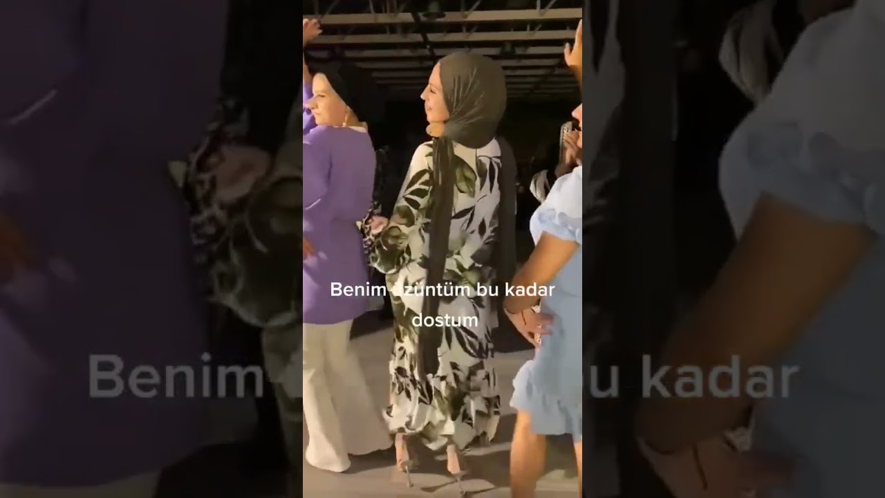 Türbanlı kapalı kadın herkesin ortasında nasıl kıvırıyor