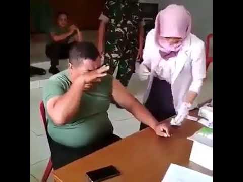 Türbanli Bayan Igne Yapiyor Adam öyle agliyorki....
